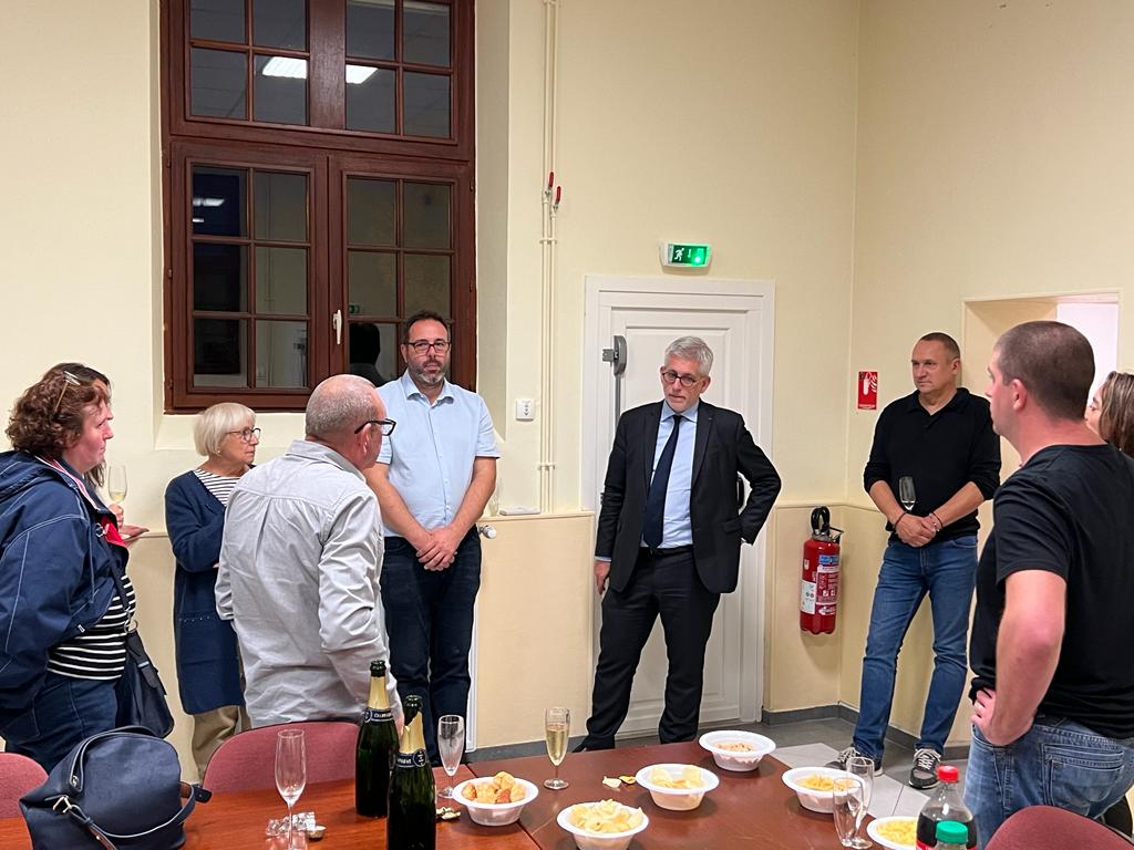 Après les #habitants, c’est le #ConseilMunicipal de #Darvault que je retrouve dans le cadre de ma #TournéeDesCommunes. L’occasion d’aborder les projets de la commune et notamment l’agrandissement de l’école primaire. Merci cher Fabrice Jeulin pour ton accueil. #SurLeTerrain