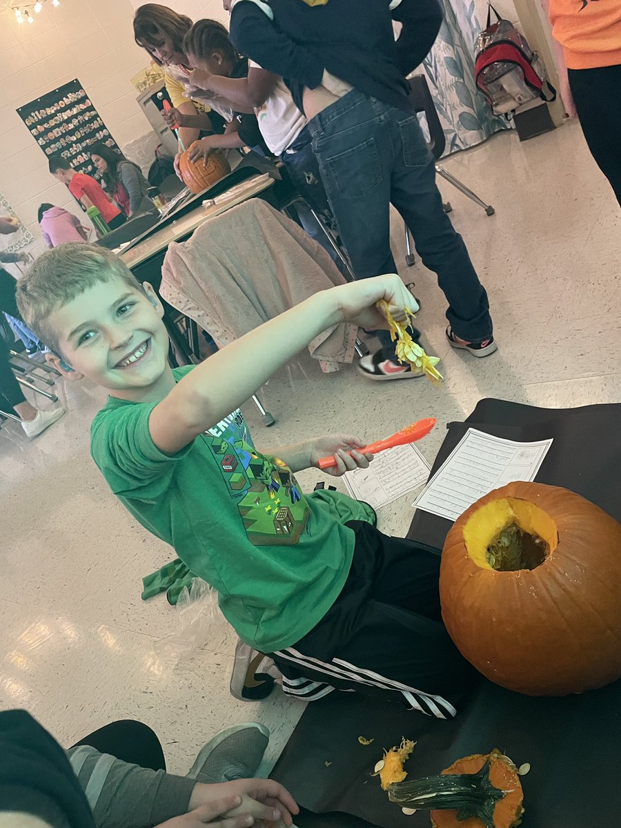 tracypieart's tweet photo. Loved spending time with third grade today @edrewY115 carving pumpkins and practicing “how to” writing! https://t.co/S0RqZJlPxS