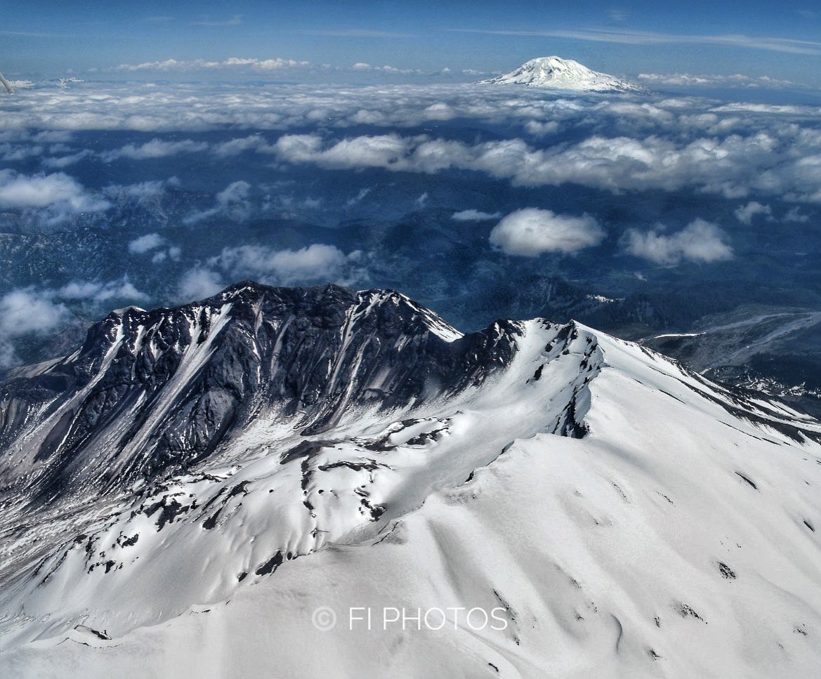 AlpineClick's tweet photo. Two Cascades ©️ Fi Photos. Gazing at Mount Rainier at 4,392 metres from Mount Saint Helens 2,549 metres #CascadeRange #Washington https://t.co/ok0dlPxIlt
