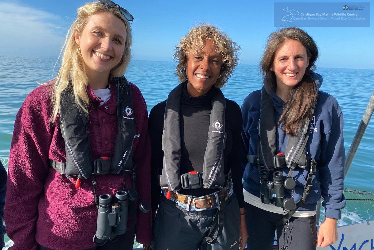 CBMWC's tweet photo. 📢 Did you catch us on ep. 3 of BBC’s #AutumnWatch last night? 🍁 📺 

Gillian joined @CBMWC Living Seas Manager, Dr Sarah Perry &amp; @BristolBioSci PhD student, Laura Palmer in New Quay to find out about our #CardiganBay bottlenose #dolphin research 📷 🐬🎤🎶
#NatureNetworksFund https://t.co/oGeZXDpobp