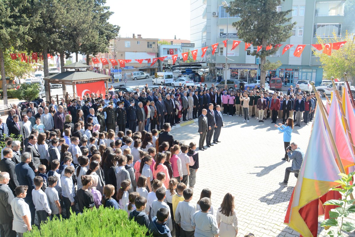 29 Ekim Cumhuriyet Bayramımızın 99. Yıl Dönümü kutlamaları kapsamında, Hükümet konağı önünde çelenk koyma töreni icra edildi.