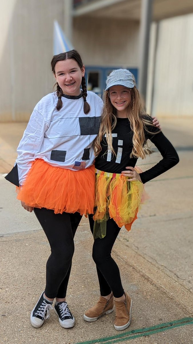 DenaVDB's tweet photo. One of our favorite days of the year! Our @Clarkshaweagles 8th graders dress up as their assigned element from the periodic table and give presentations in science classes! #ScienceStrong #CSMStem #SOARtoexcellenceatCSM @MobilePublicSch @mrsmayClark @DrMelodyTucker https://t.co/s8AFPmHoFP