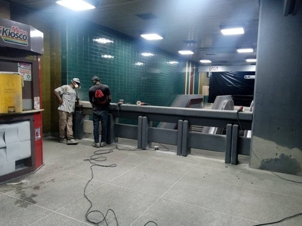 En la estación #PlazaVenezuela el @BcodeVenezuela, continua con la renovación de pintura, empastado y lijado y demolición de cerámicas. #ElMetroSeMueveContigo #ElMetroRenace @NicolasMaduro