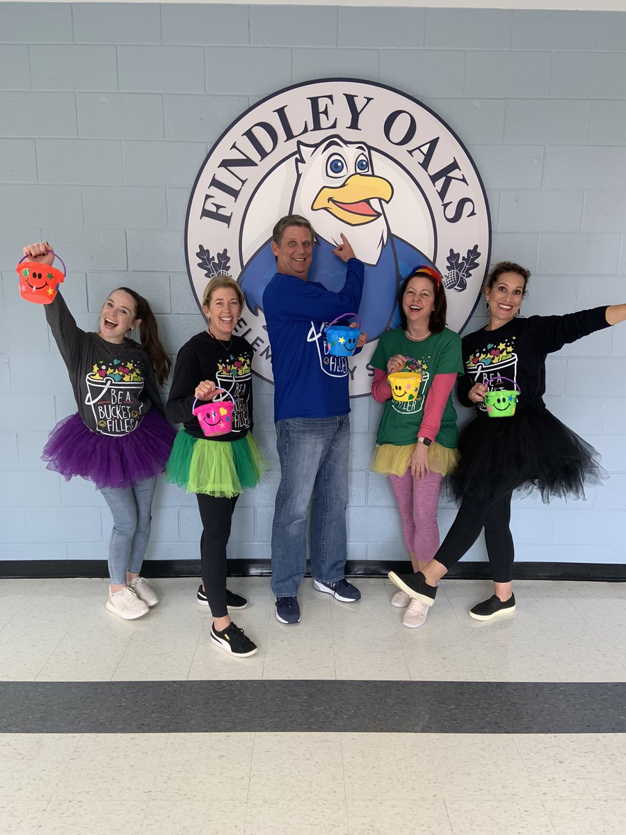 FOES_Principal's tweet photo. Itβs Book Character Day and the admin team dressed as bucket fillers and passed out positive notes! @CindyLamb11 @greathouse_ms @FOESCounselor #howfullisyourbucket @FindleyOaks #ForeverAFindleyFalcon #EngageConnectGrow https://t.co/xsCSJobI9j