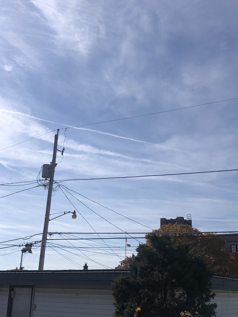 nicolemarkovic7's tweet photo. Heavy on the #chemtrails #comtrails today in #milwaukee https://t.co/nqbYNMWLJJ