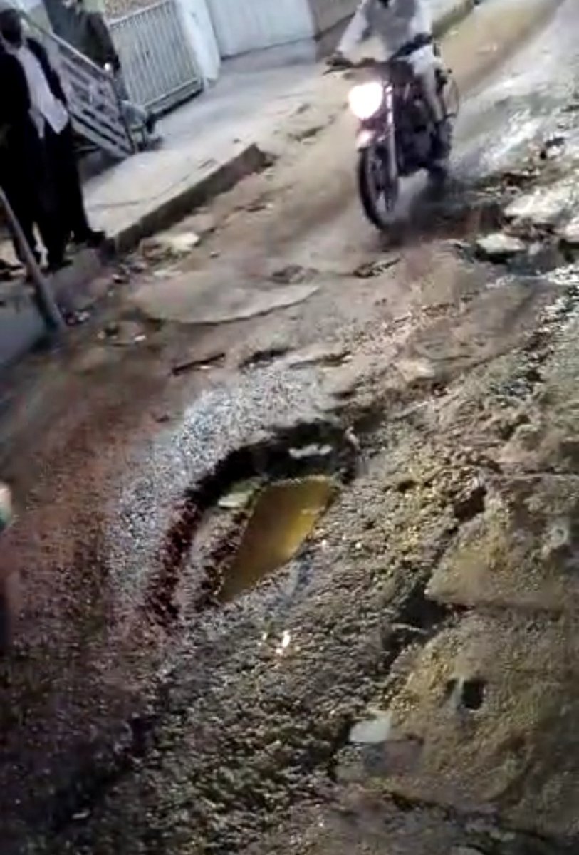 mohammedblr1's tweet photo. Massive pothole opposite Elgin Palace, Shivaji Road, Shivajinagar. A menace for travellers. 
@BBMPCOMM @BBMPAdmn 
@tv9kannada @publictvnews
@ArshadRizwan @MIshtiyakk79
@CitizenKamran @rathod_aap @INCKarnataka @AAPBangalore https://t.co/4VN0bXsQkB