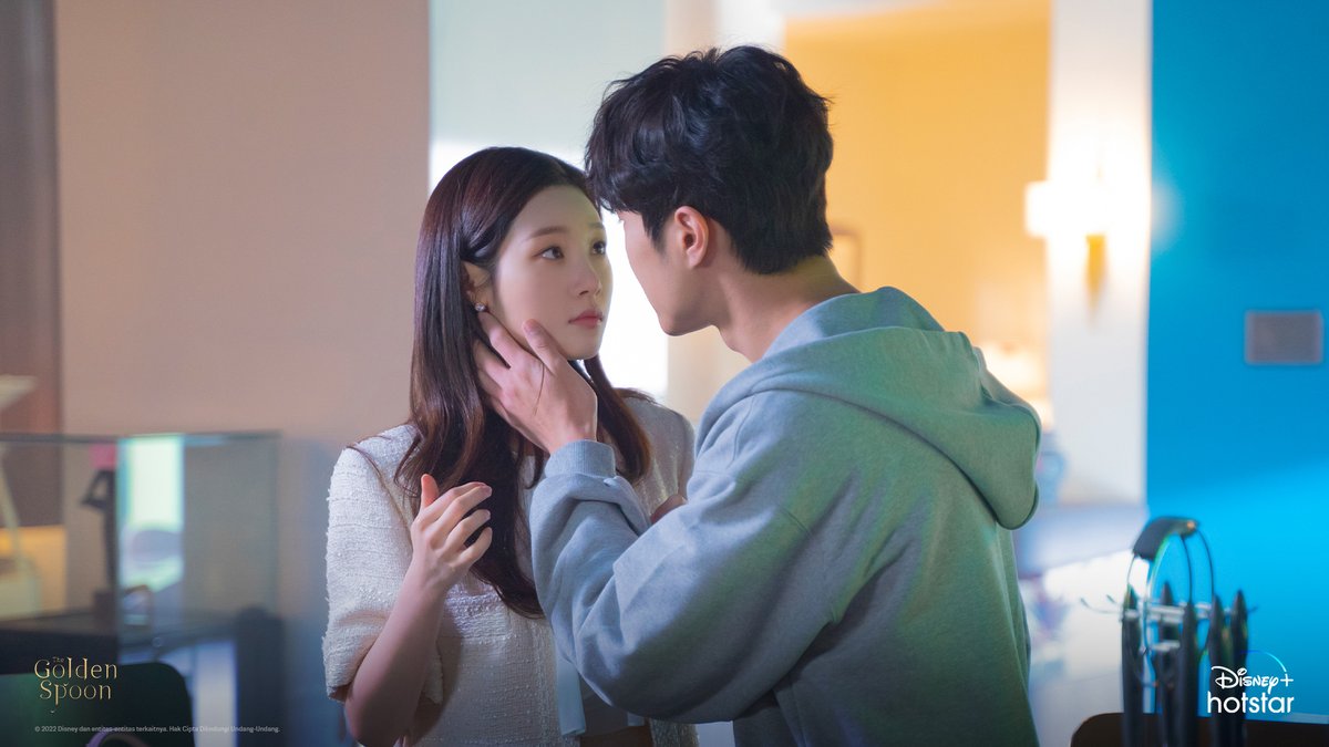 DisneyPlusID's tweet photo. Rumor menyebut kalau Seung-cheon adalah pelaku pembunuhan! Dan ini bukan rumor terakhir yang beredar…🤯

Hanya di #DisneyPlusHotstarID, streaming serial #TheGoldenSpoon sekarang. 

#YOOKSUNGJAE #LEEJONGWON #JUNGCHAEYEON #YEONWOO #금수저 https://t.co/0cu7tUWmjO