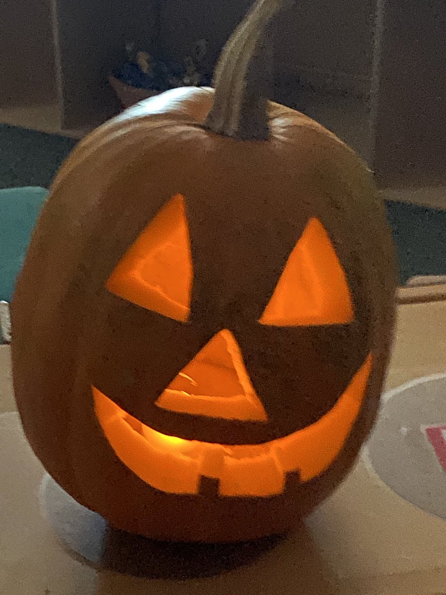 LauraMuhlenbru1's tweet photo. Twinkle Glow Pumpkin Light….. watch over us at rest time! Students predicted what was inside, described how it felt, counted seeds, then drew and named shapes to carve the Jack O Lanterns!🎃#TRUSKYHUSKIES #CPSMAXSTART #CPSBEST #MATHJOYCPS https://t.co/OFRUg3we89