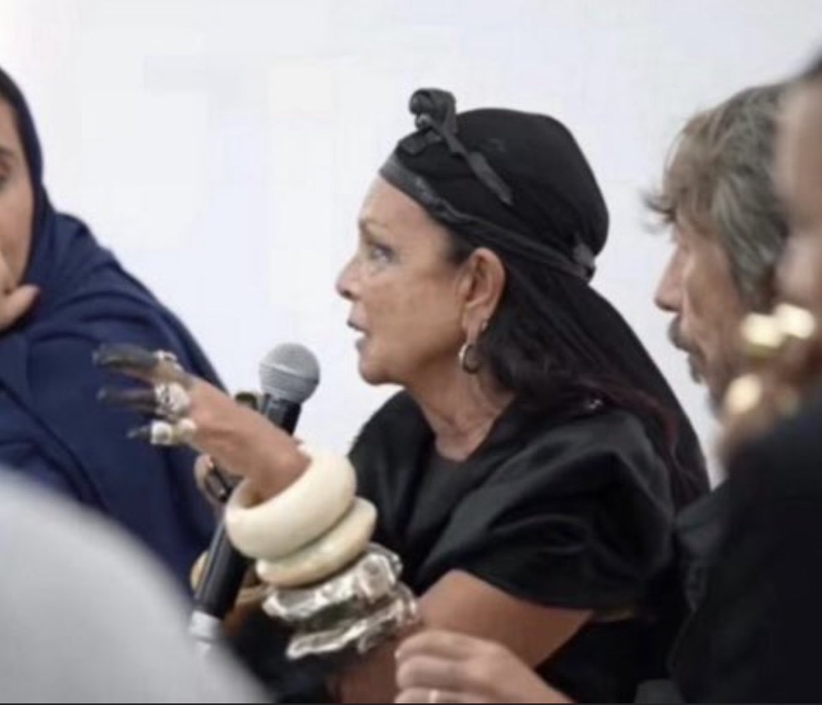 #كفاكم_هدما_لقيمنا
#لا_للشواذ 
#لا_للمنكرات 
#لا_للتماثيل 
#لا_للخمور 

لا أجد في هذه الشمطاء عابدة الشيطان مايستحق أن تعتلي لأجله منصة وتتحدث فيها عن نفسها أو فنّها القبيح

اليس هناك من تشمئز نفسه من قربها!

والله إن وجودها في أي مكان عار على اصحابه

نبرأ  إلى الله من هذا الفعل