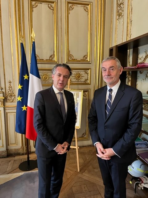 LaurentMazille's tweet photo. Rencontre et échanges entre ⁦@thierrymallet⁩ président de ⁦@Transdev⁩ et ⁦@ChristopheBechu⁩ Ministre de la transition écologique et de la cohésion.enjeux decarbonation mobilités du quotidien, analyses des cars express autour des métropoles ZFE #pouvoirdachat https://t.co/l3RtFlMEzh