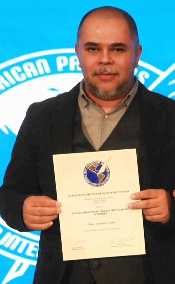 alextinta's tweet photo. Amo mi profesión. Hoy recibí en Madrid, España, el premio a la excelencia periodística de la Sociedad Interamericana de Prensa @sip_oficial por el trabajo que hicimos al cruzar el Tapón del Darién con los migrantes hace un año. Estoy feliz. Acá el trabajo https://t.co/25SVzYAbOx https://t.co/hF3N8jJZiX