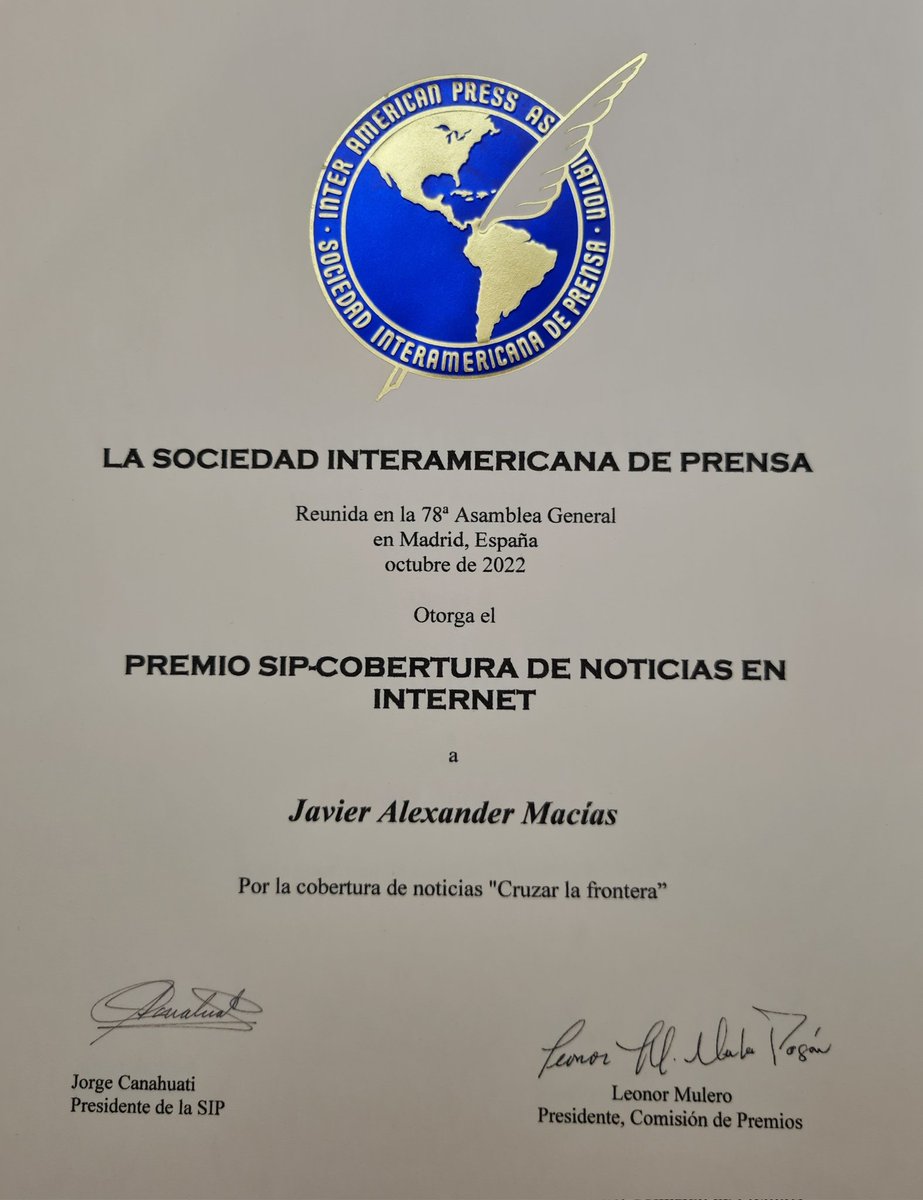 alextinta's tweet photo. Amo mi profesión. Hoy recibí en Madrid, España, el premio a la excelencia periodística de la Sociedad Interamericana de Prensa @sip_oficial por el trabajo que hicimos al cruzar el Tapón del Darién con los migrantes hace un año. Estoy feliz. Acá el trabajo https://t.co/25SVzYAbOx https://t.co/hF3N8jJZiX