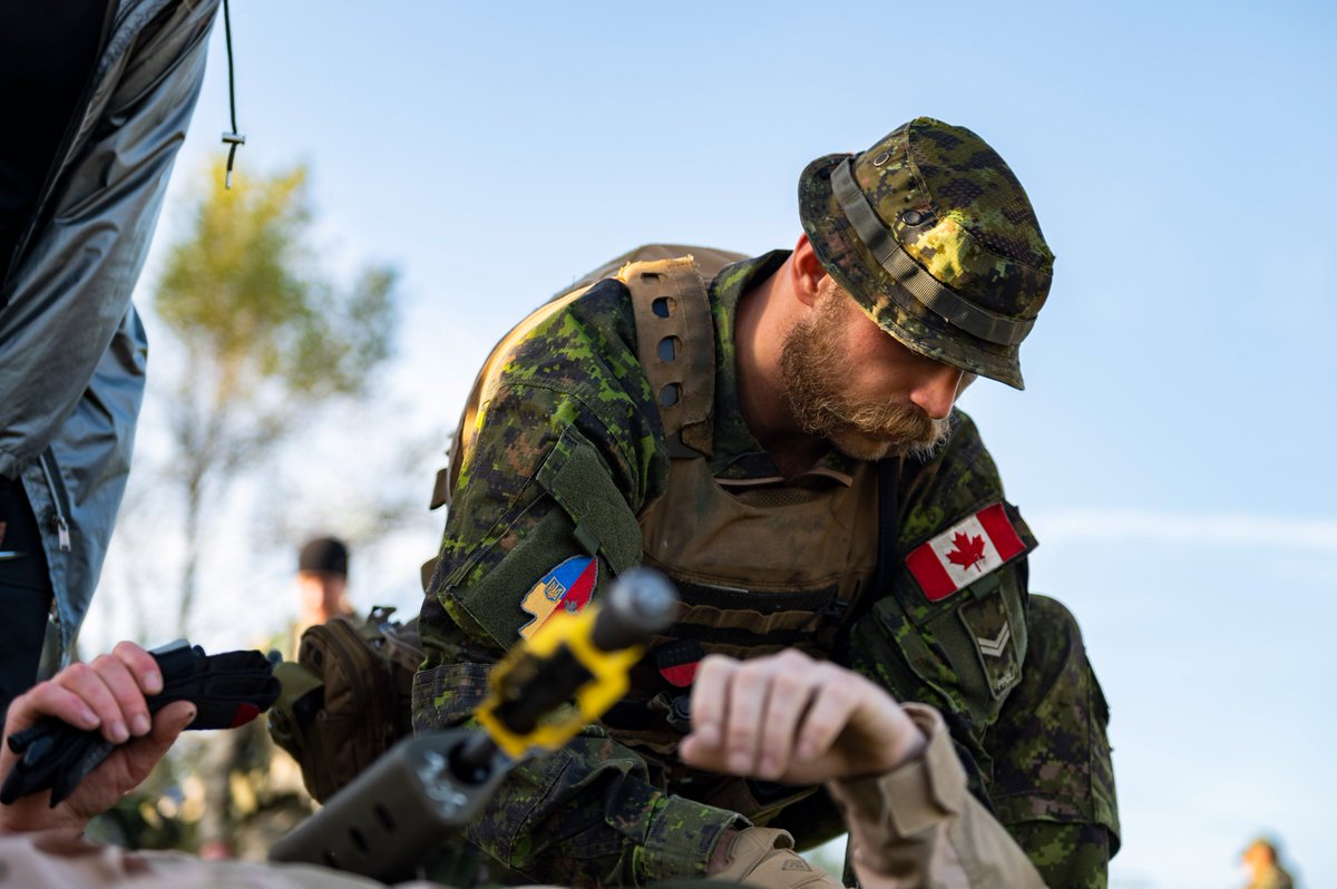CJOC_COIC's tweet photo. Instructors from 3rd Battalion, Princess Patricia’s Canadian Light Infantry are teaching recruits from the Security Forces of Ukraine to conduct care-under-fire in the event that they have to evacuate fellow soldiers to a safer area for medical treatment and care. #OpUNIFIER #UK https://t.co/uofEZqCEcZ