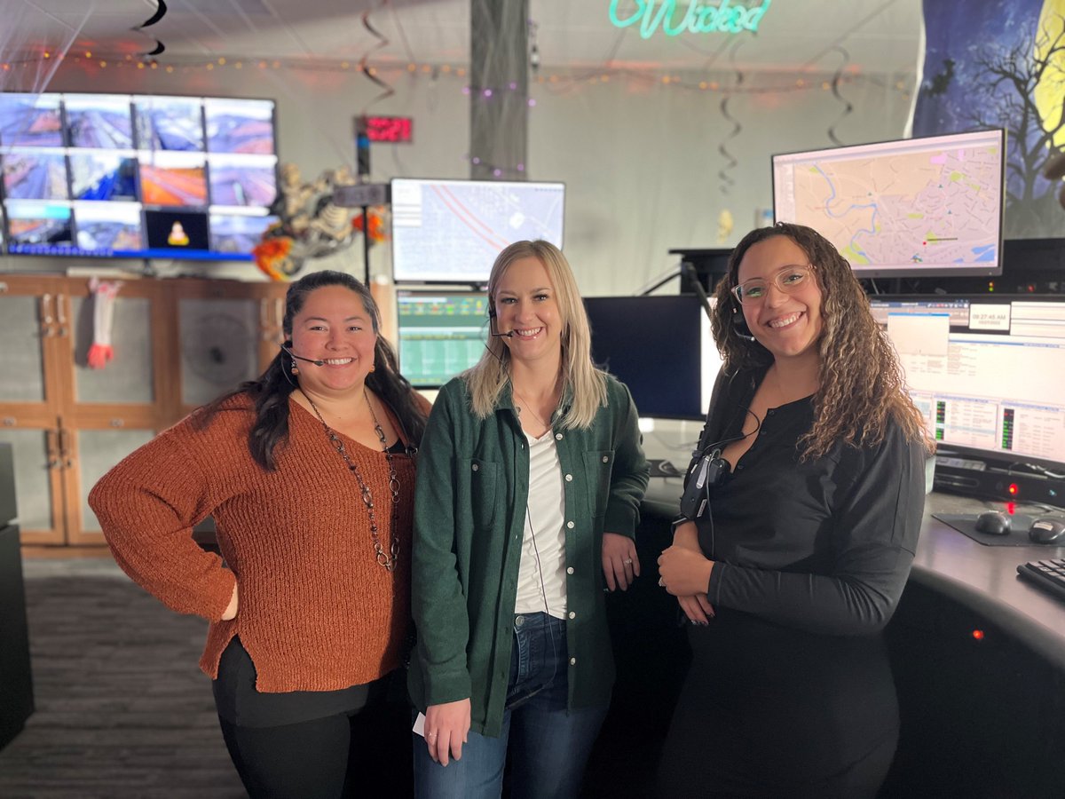 LOPolice's tweet photo. This #NationalFirstRespondersDay we want to take the opportunity to thank all of the dedicated  #LOCOM dispatchers, @LakeOswegoFire firefighters and paramedics, and @AMR_Social EMTs and paramedics we get to work with every day in service to our community! https://t.co/CWTDTVQqjm