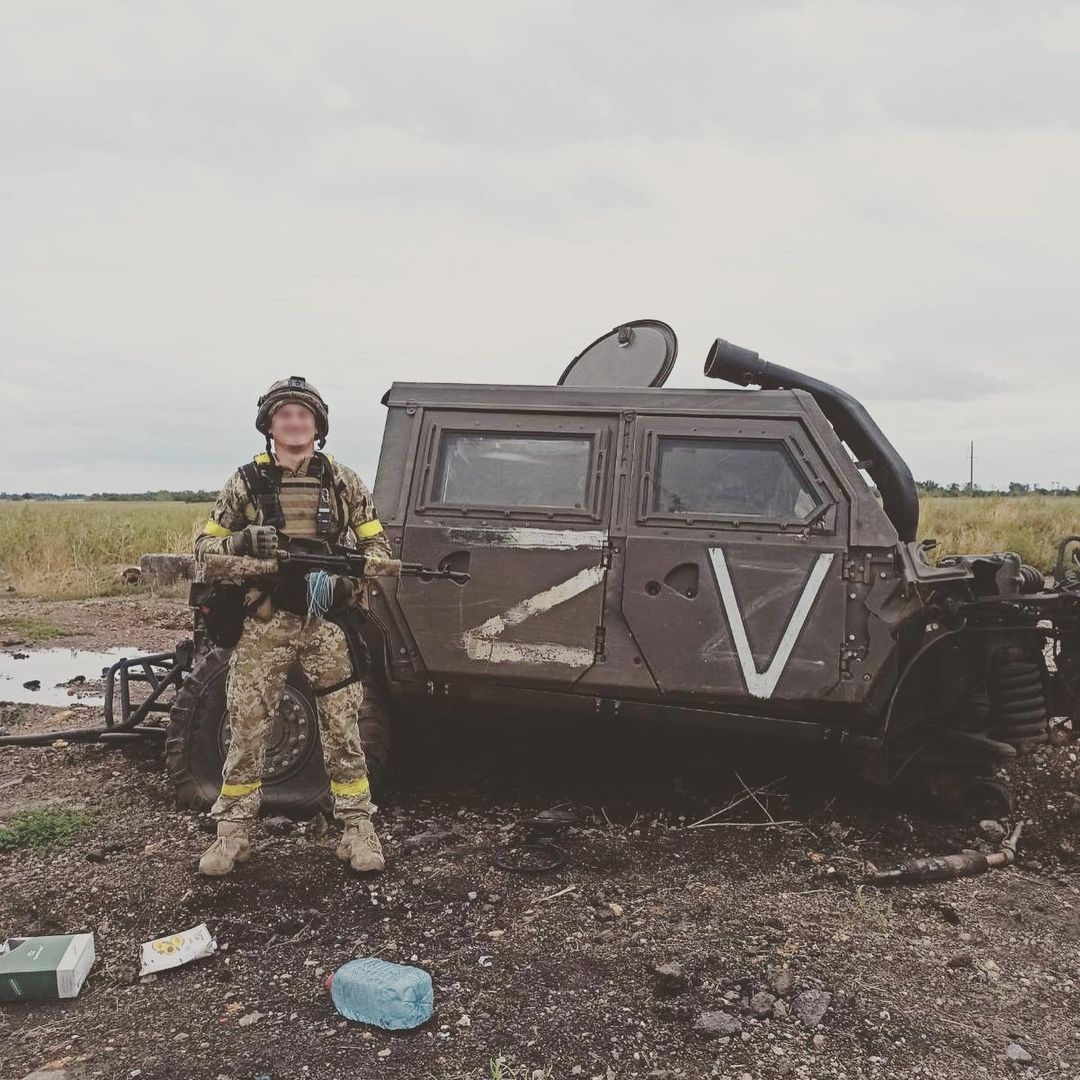 DesignChamber's tweet image. Херсонський напрямок: підбитий бронеавтомобіль «Рысь» («IVECO LMV») російських окупантів. На дверцях є великі літери «V» та «Z».
#Херсон