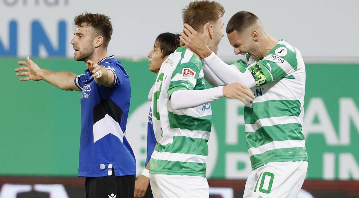 BUNDESLİGA 2'DE CUMA SEANSI SONA ERDİ!

GREUTHER FURTH 1 - 0 A.BIELEFELD
MAGDEBURG 1 - 1 HEIDENHEIM

#Deutschland | #Bundesliga