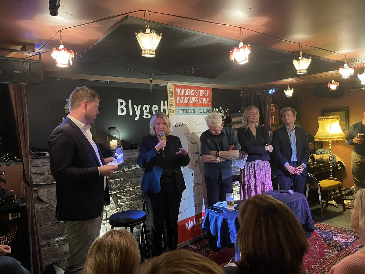 Roy Steffensen 🇺🇦 (@roysteffensen) on Twitter photo «Hvem skal betale Vedums skatter?»
Debatt på <a href="/KAKAnomics/">KÅKÅ|nomics</a>
I panelet er Torfinn Harding, professor ved Handelshøgskolen ved UiS, Kalle Moene, professor, Økonomisk institutt ved UiO, <a href="/kristinclemet/">Kristin Clemet</a> , leder i tankesmien Civita og Hilde Wisløff Nagell, rådgiver i Tankesmien Agenda «Hvem skal betale Vedums skatter?»
Debatt på <a href="/KAKAnomics/">KÅKÅ|nomics</a>
I panelet er Torfinn Harding, professor ved Handelshøgskolen ved UiS, Kalle Moene, professor, Økonomisk institutt ved UiO, <a href="/kristinclemet/">Kristin Clemet</a> , leder i tankesmien Civita og Hilde Wisløff Nagell, rådgiver i Tankesmien Agenda