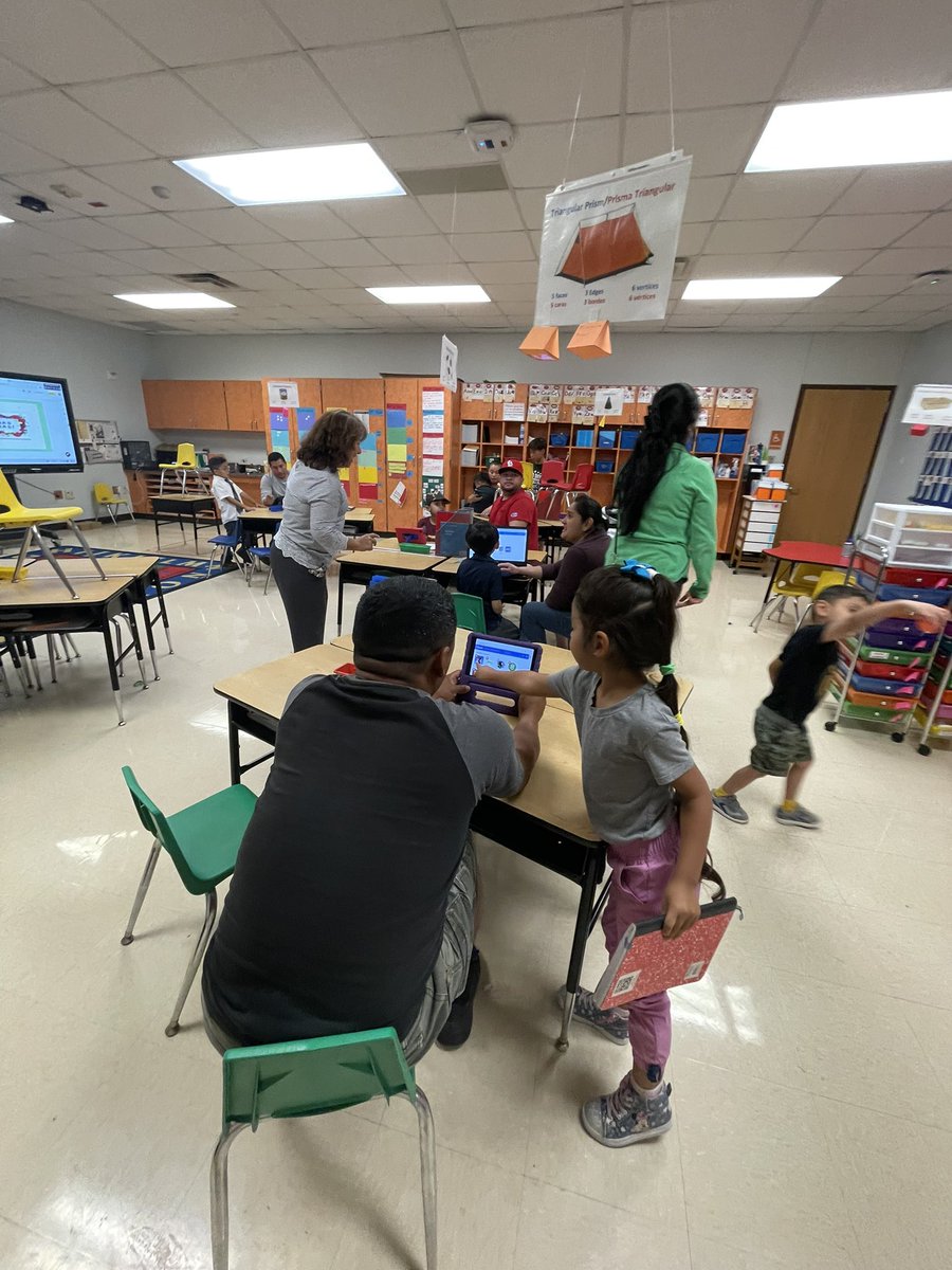 AlfanoY's tweet photo. Shoutout to Ms. Laureano for supporting Salazar families in Kindergarten! Best Parent Workshop! @transformDISD @dallasschools @dallasisdparent @salazareagles #disdproud @teamdallasisd @PersonalizeDISD #Personalizedlearning #buildingleaders @Beverly_A_Lusk #wekeeprising https://t.co/3MiTMGrUA6