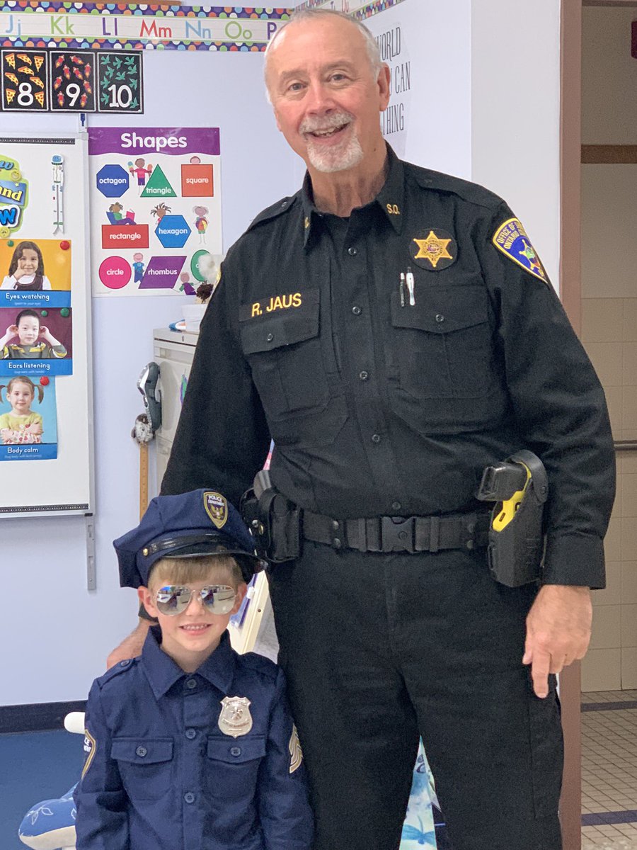 Officer Jaus with one of our youngest future officers🤩#naplescsd