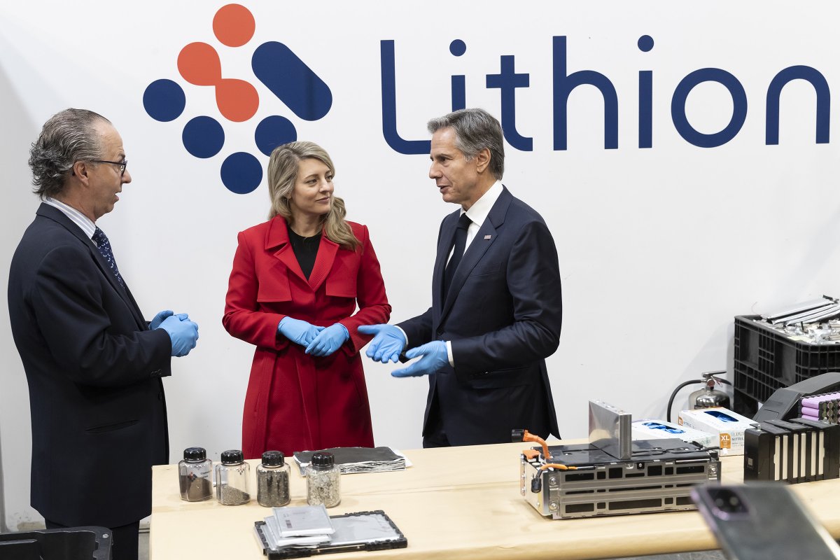 Lithion_Tech's tweet image. Honored by today’s visit of @SecBlinken, @USAmbCanada, and @melaniejoly at our lithium-ion battery recycling and material recovery facility. Wonderful recognition of the critical role Lithion can play in the sustainable energy transition worldwide.

#circularity #energytransition