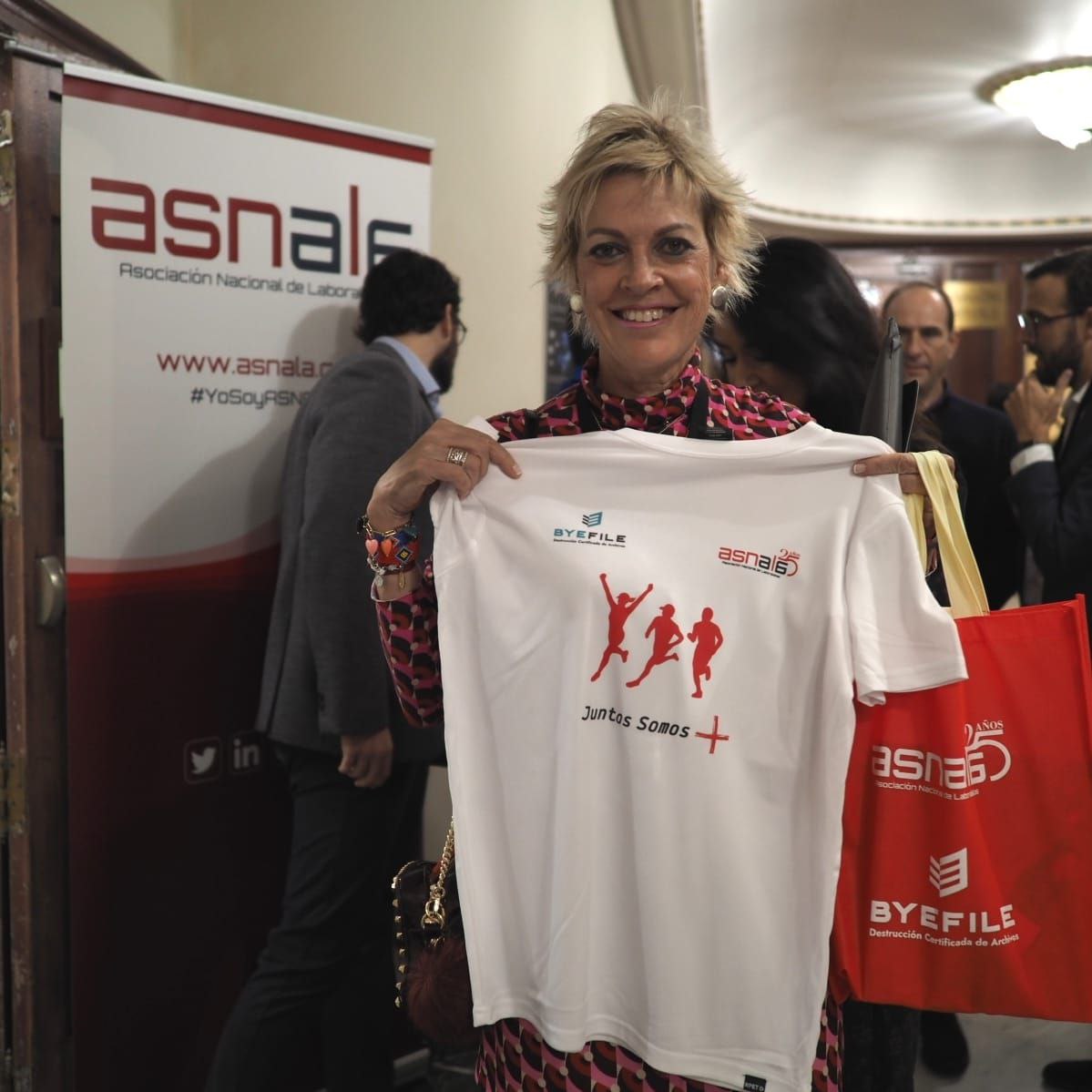 Byefile's tweet photo. 🧳 El equipo de @Byefile ha viajado hasta #Valencia al #XXIICongresoASNALA y la celebración del 25 aniversario de @ASNALA. Enhorabuena por este fantástico Congreso 🥳. Además de las bolsas de los congresistas, hemos entregado a cada asistente una camiseta por los #25AñosASNALA https://t.co/8yI95IKaBk