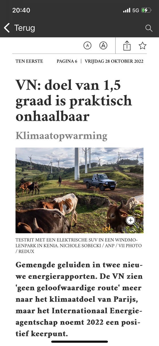 esthervgarderen's tweet photo. Twee berichten op één dag in de @volkskrant 👇. Om wanhopig van te worden. 1,5 graad: We gaan het niet meer redden en @Shell trakteert beleggers op megawinst. Belasting betalen? Nee hoor, wegens extra investeringen in..fossiele brandstoffen. En de CEO vindt het ethisch juist? 🤷‍♀️ https://t.co/6jIpsGbHUk