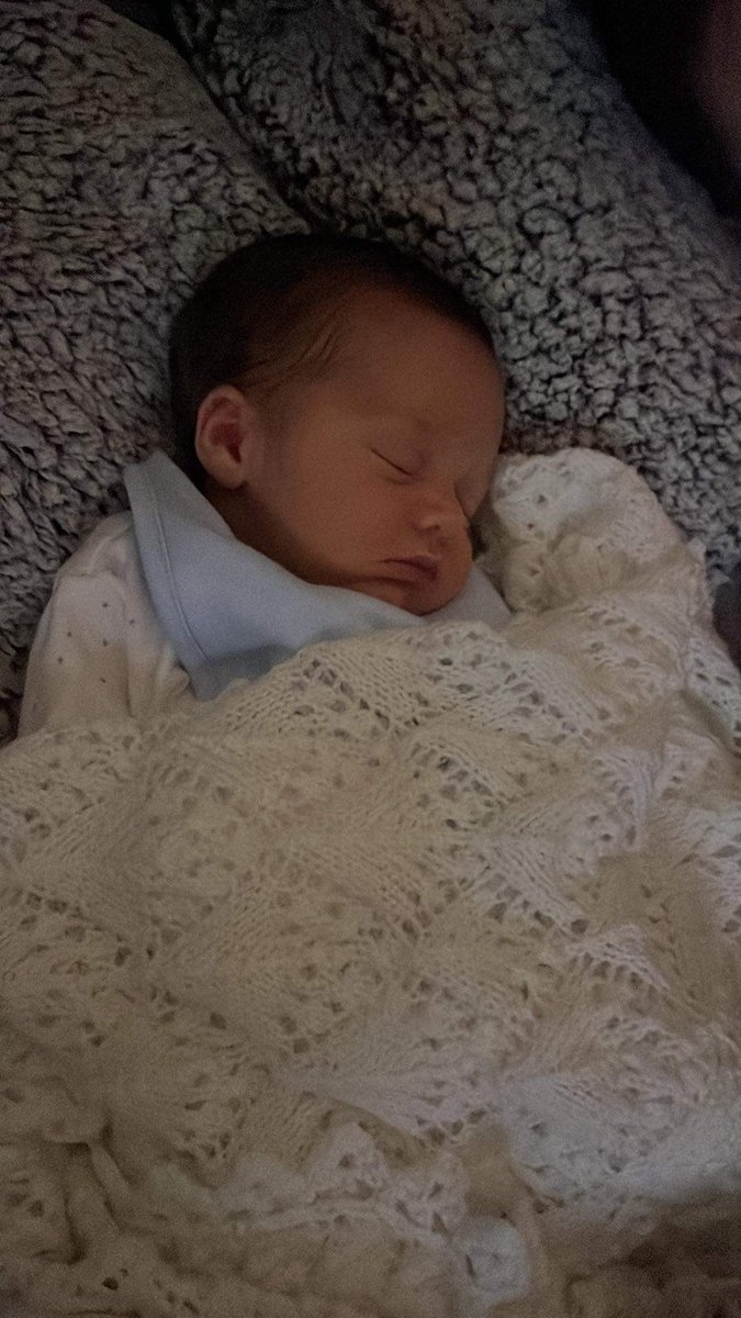 Our newest beautiful baby nephew, Louie, wrapped up all cosy in the shawl his Uncle Gordon knitted for him. He’s so perfect! ❤️❤️ and we’re so lucky!!