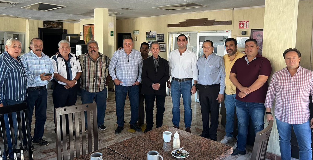 Y mientras <a href="/PascualSotoe/">Pascual Soto</a> en Obregón en encuentro con; Toño Gándara, <a href="/JFelixholguin/">Chuy Felix Holguin</a> <a href="/FaustinoFelix/">Faustino Felix</a> entre otros!!! ...palomitas y sodas rumbo al 2024!!! <a href="/cmtovar/">César Tovar</a> <a href="/r_rbc/">Ricardo Bours C</a> <a href="/kioscomayor/">francisco rodriguez</a> <a href="/michelleriveraa/">Michelle Rivera</a> <a href="/rosariooroz/">MA. DEL ROSARIO OROZ</a> <a href="/ASchwarzbeck/">arturo schwarzbeck</a> <a href="/hiramrodriguez1/">“Grillotzin”</a> <a href="/feroropeza20/">Fernando Oropeza</a> <a href="/Chaposoto/">Arturo Soto Munguía</a> <a href="/Samvalor/">Samuel Valenzuela</a>