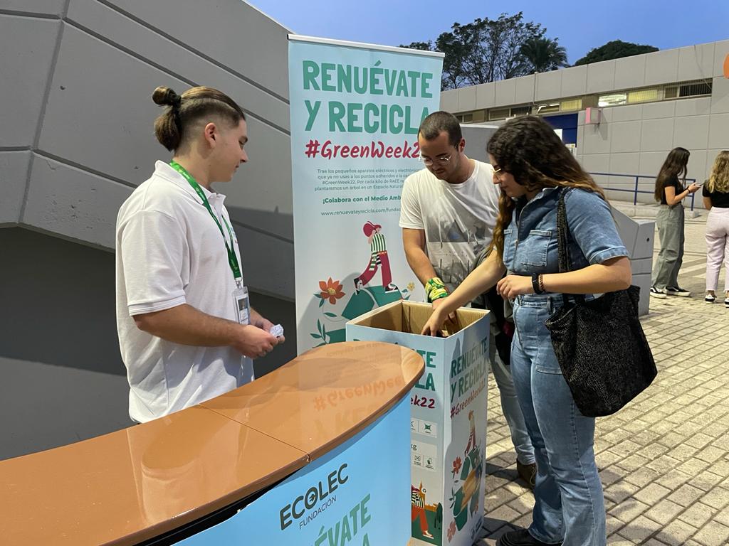 GreenEcolec's tweet photo. ¡Continúa la #GreenWeek22! Hoy hemos estado en el partido entre el ⚽ @RealBetisFS y el @LUDfutbolsala concienciando sobre la importancia del #reciclaje ♻ de #RAEE.
¡Gracias a todos los aficionados que han depositado sus dispositivos electrónicos en desuso!
#Renuévateyrecicla https://t.co/NIr5ZRAzgq