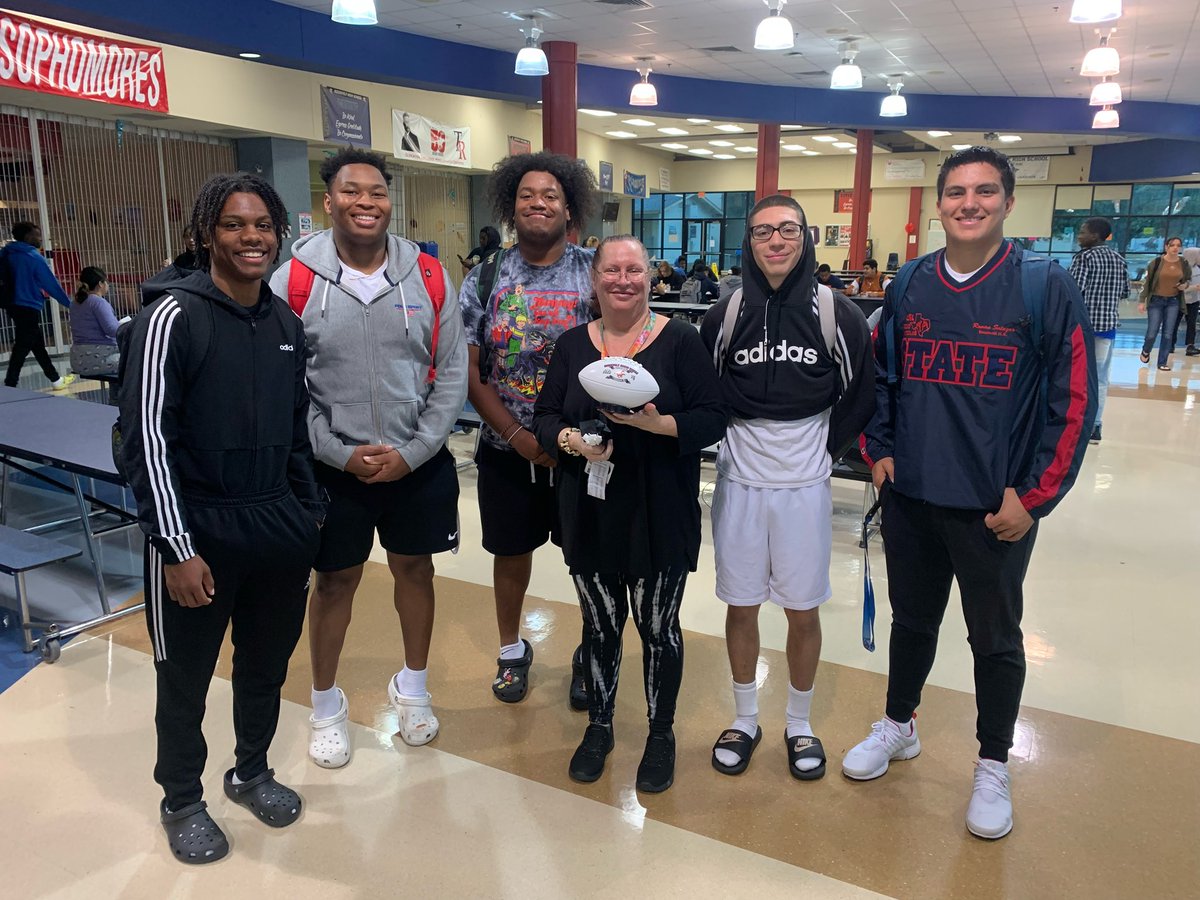 🚨Teacher of the Week!🍎
Mrs. Janice
Special Education ALE 
👏🏼👏🏼👏🏼
#TheVELT #ROW