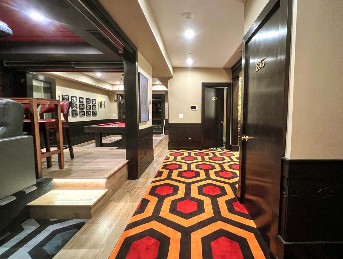 film_furniture's tweet photo. 🎃👻 Upon descending the stairs of Jay Veltz's home you are immediately confronted with a familiar filmic carpet, the Hicks Hexagon design that graces the hallways of #TheShining's Overlook Hotel’s corridors.
Discover more > 
https://t.co/8ryQ5Hs7si https://t.co/N3ZxuBFbAN