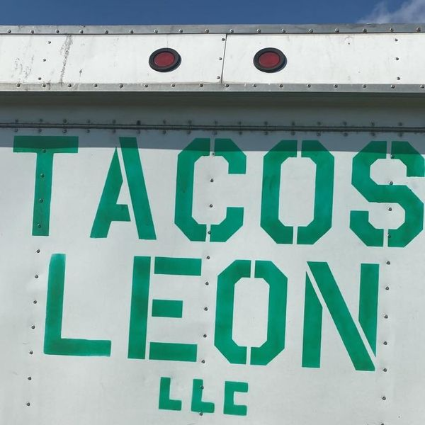 HappyBasset's tweet photo. Start your weekend off right by coming in and getting a growler of your favorite beer for $1 off until 3 PM! Later in the evening Tacos Leon will be here along with The Coots performing at 7:30 PM!#celebrate #weekend #togobeer #livemusic #goodfood #foodtrucks #TopCity #Kansas https://t.co/NxBbERTsMC