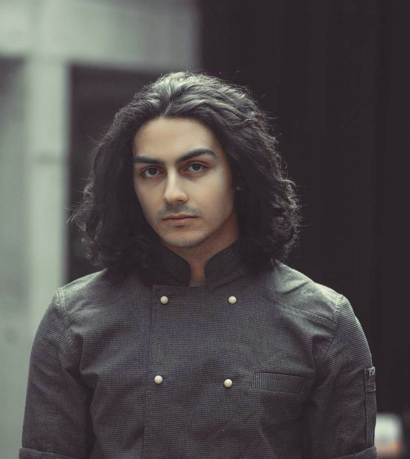 خشمگین نباشیم؟ اشک نریزیم؟ فریاد نزنیم؟ در خیابان بیت رهبری را زیر پاهایمان نلرزانیم؟ با چه زبانی به دنیا بگوییم حکومت آدمکش جمهوری اسلامی #مهرشاد_شهیدی ۱۹ ساله را کشت؟ همانگونه که مهسا و نیکا و سارینا را کشت. این حکومت، این ماشین آدمکشی، به هر قیمتی باید برود.
#مهسا_امینی