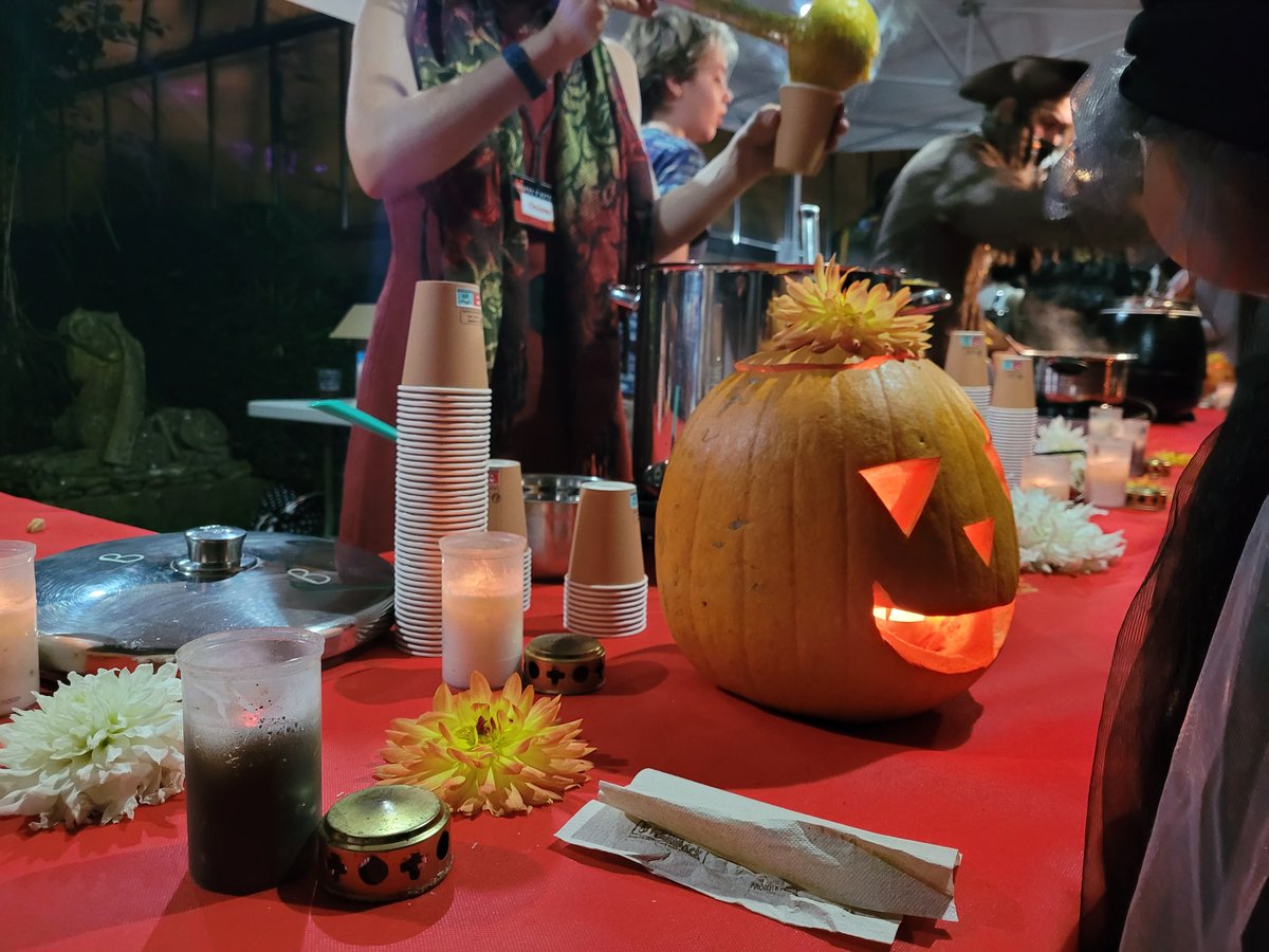 EnergiesMetz's tweet photo. 📅 Événement
C'est Halloween 🎃 ce soir au Jardin botanique de Metz ! Au programme : ambiance terrifiante, spectacles et soupes d'Automne 🥣🥕🥦 #madeinmetz ! Un événement organisé par le Pôle Parcs, Jardins et Espaces naturels de @AgamennoneBea
#EnergiesCitoyennes https://t.co/f2Z3Dckvm0