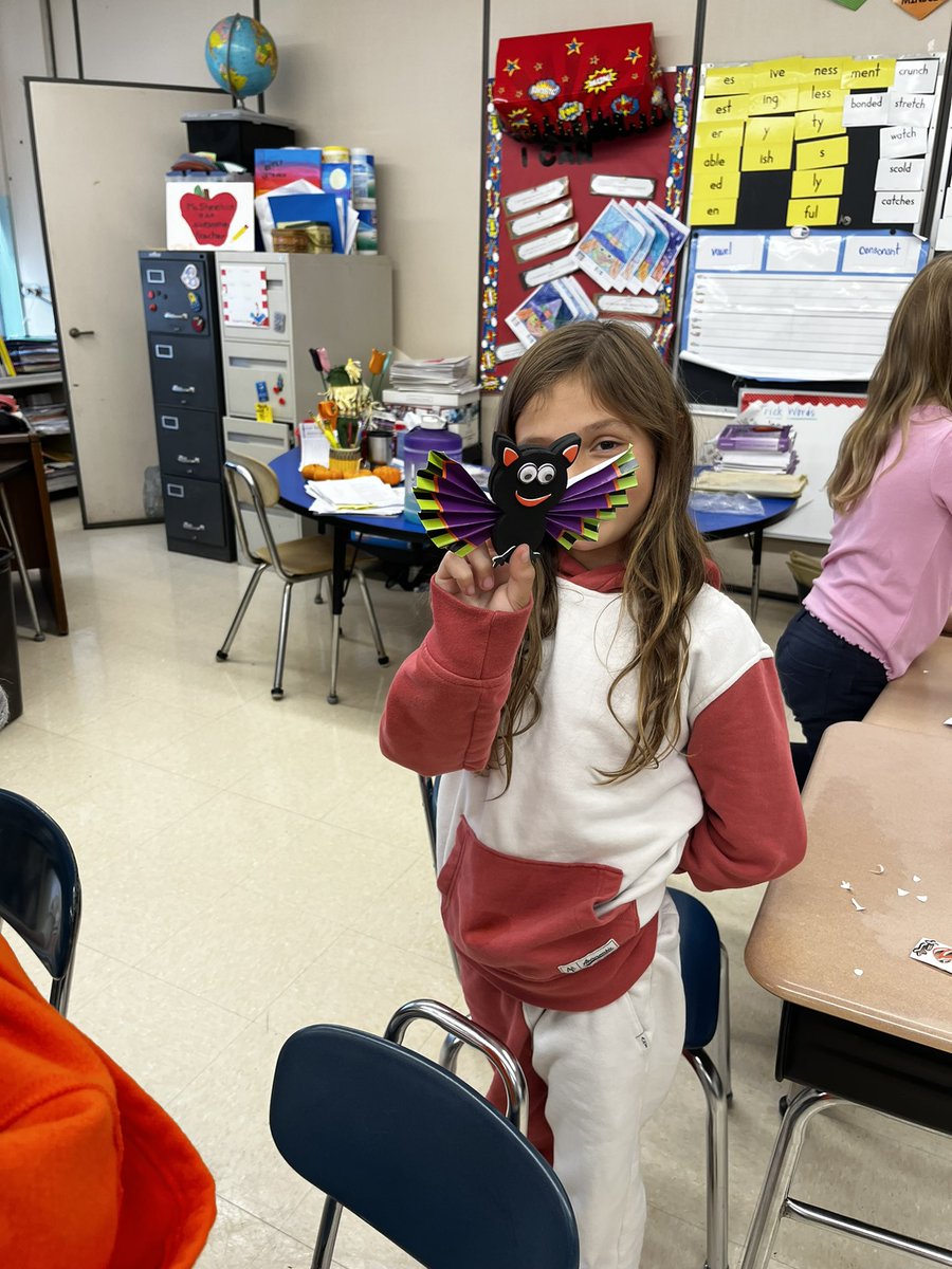 sheehan_kerry's tweet photo. A2 getting ready for Halloween 🎃 with a 🦇 bat craft on a Friday afternoon #WTAspirit #WPSspirit https://t.co/gzeDcwA6Zo