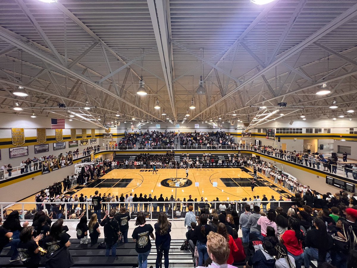 slparsons19's tweet photo. If you zoom in, you’ll notice the huge group of kids circling the court. The crazy thing is this isn’t all of them… Senior day always make me feel happy emotions. While I only play a small role in their lives, they play a huge role in mine. @OHSJackets1 💛🖤 #GreatToBeAJacket https://t.co/isDa7K2MVz