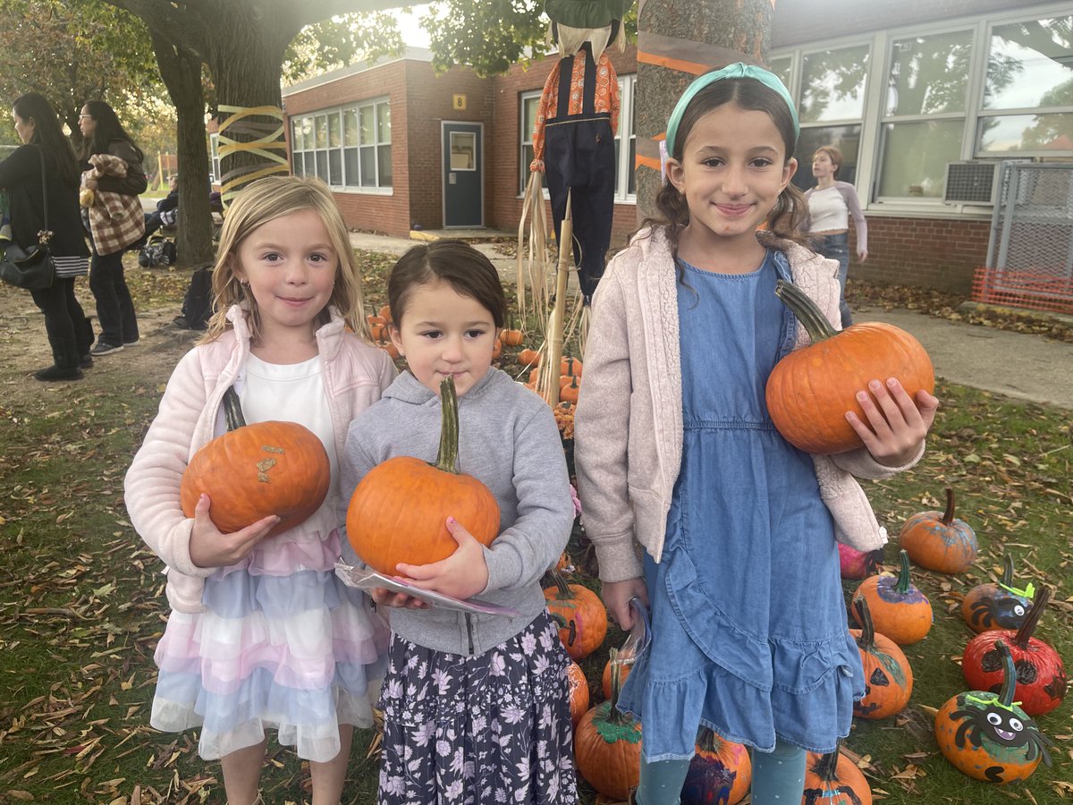 PrncipalBeekman's tweet photo. Having so much fun at the Fall Festival! Thank you Pulaski PTA! https://t.co/0lkXoZ7sLY