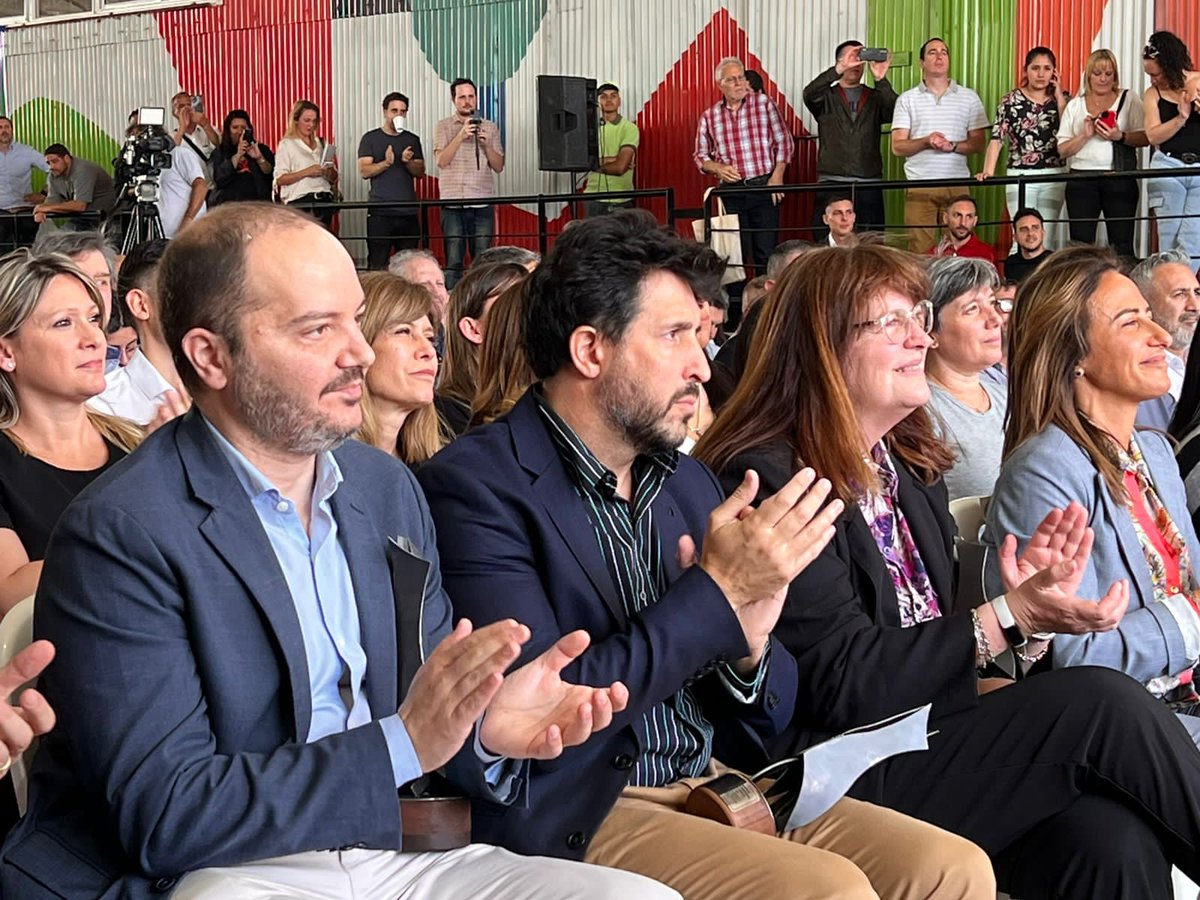 Uiavellaneda's tweet photo. 📌 INAUGURACIÓN DE LA EXPO AVELLANEDA PRODUCTIVA

👉🏻 Junto a @Kicillofok, @jorgeferraresi, @AleChornobroff, @magdysierra, @CostaAugusto9 y @waltercorreaok dimos inicio a la Expo Avellaneda, el mega encuentro de industriales que favorece y potencia el crecimiento productivo local. https://t.co/HKjOfVSbpo