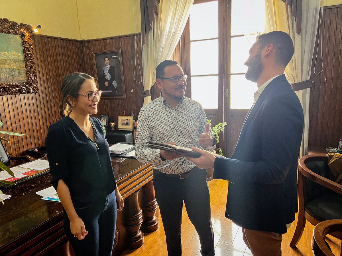 GaboCabreraVzla's tweet photo. Me emociona mucho contarles que me encuentro en la ciudad de Cochabamba, Bolivia. Donde fuimos recibidos por la Presidenta del Concejo Municipal junto a parte del gabinete administrativo de la municipalidad, tejiendo nuevas alianzas e intercambios para #YouthLAB junto a @CDDlatAm https://t.co/7tpteid5Bg