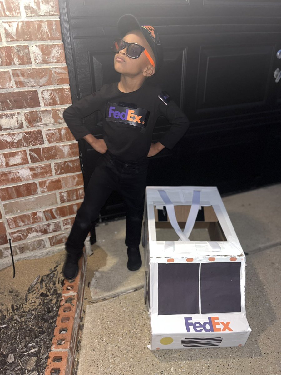 ShaeD109's tweet photo. This job never stops!  Not all heroes wear capes! Some deliver @Nike ! @FedEx @dennyhamlin @Jumpman23 #FedExFinest#DennysBiggestLittleFan#BlackBoyJoy https://t.co/2vaD5BZLV7