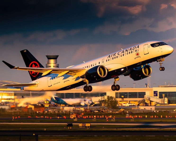 TorontoPearson's tweet photo. Gold sky at night = plane spotters' delight 😌

#YYZ #PearsonPOV #AvGeek 

Instagram | @DMairplane https://t.co/RHzMxGf2xL