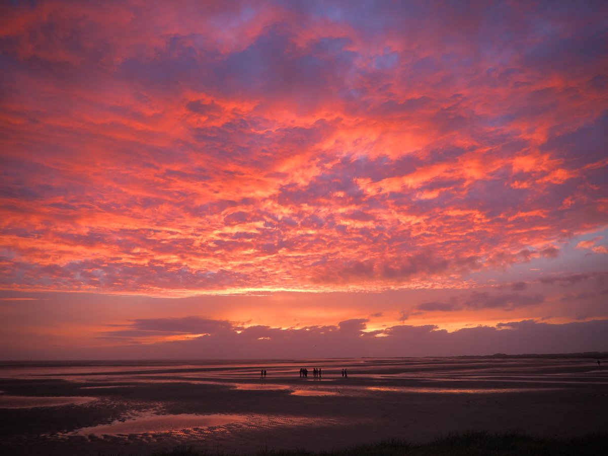 #rodewolken #terschelling #sunset #zonsondergang <a href="/helgavanleur/">Helga van Leur ☀</a> <a href="/RTLnieuws/">RTL Nieuws</a> #weerfoto <a href="/Weerplaza/">Weerplaza.nl</a> <a href="/WilliamHuizinga/">William Huizinga</a>
