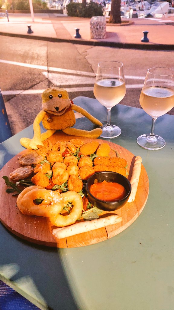 TheRealFlatEric's tweet photo. What's for dinner Flat Eric?
Seafood tapas with white wine! Good choice! Enjoy!

#photooftheday #seafood #FridayVibes #vinblanc #mussels #calamares #Cavaliere #photo #Food #fridaynight #eat #CotedAzurFrance #restaurant #foodblog #travelblog #photoblog #foodblog #tapas https://t.co/72yhG9uKSR
