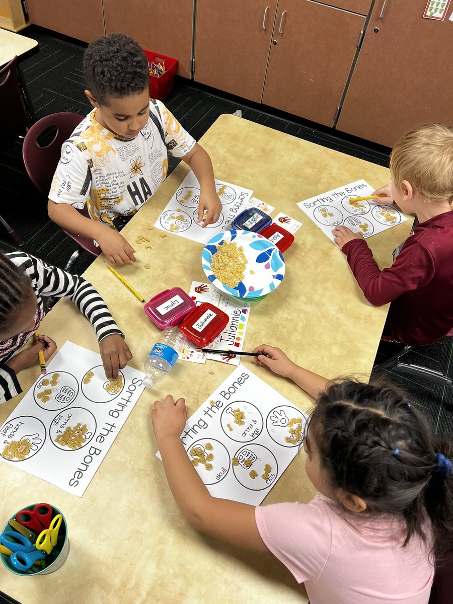 Ms_KatelynH's tweet photo. A fantastic spooky time at @AmandaEleTweets #Kindergarten #middiesonthemove https://t.co/R3oEMDk5Yg