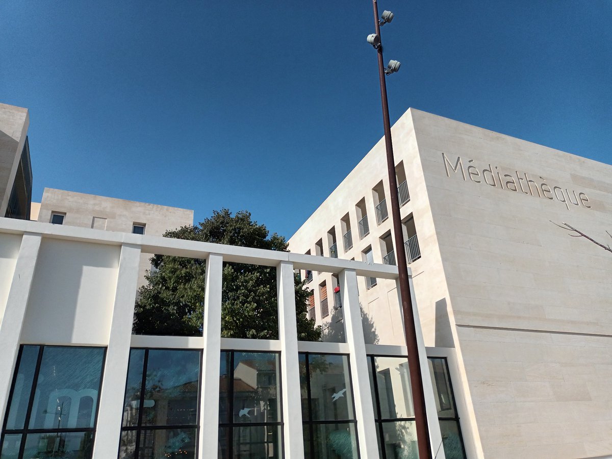 Jef_bro's tweet photo. Nos mémés tranquilles avec les minots du quartier, c'est à la médiathèque Salim Hatubou, plan d'Aou. Superbe équipement de proximité en pierre de Rognes embrassant un arbre🌳 ⬜💙
 #Marseille #plandAou #architecture https://t.co/ogqA86yLss