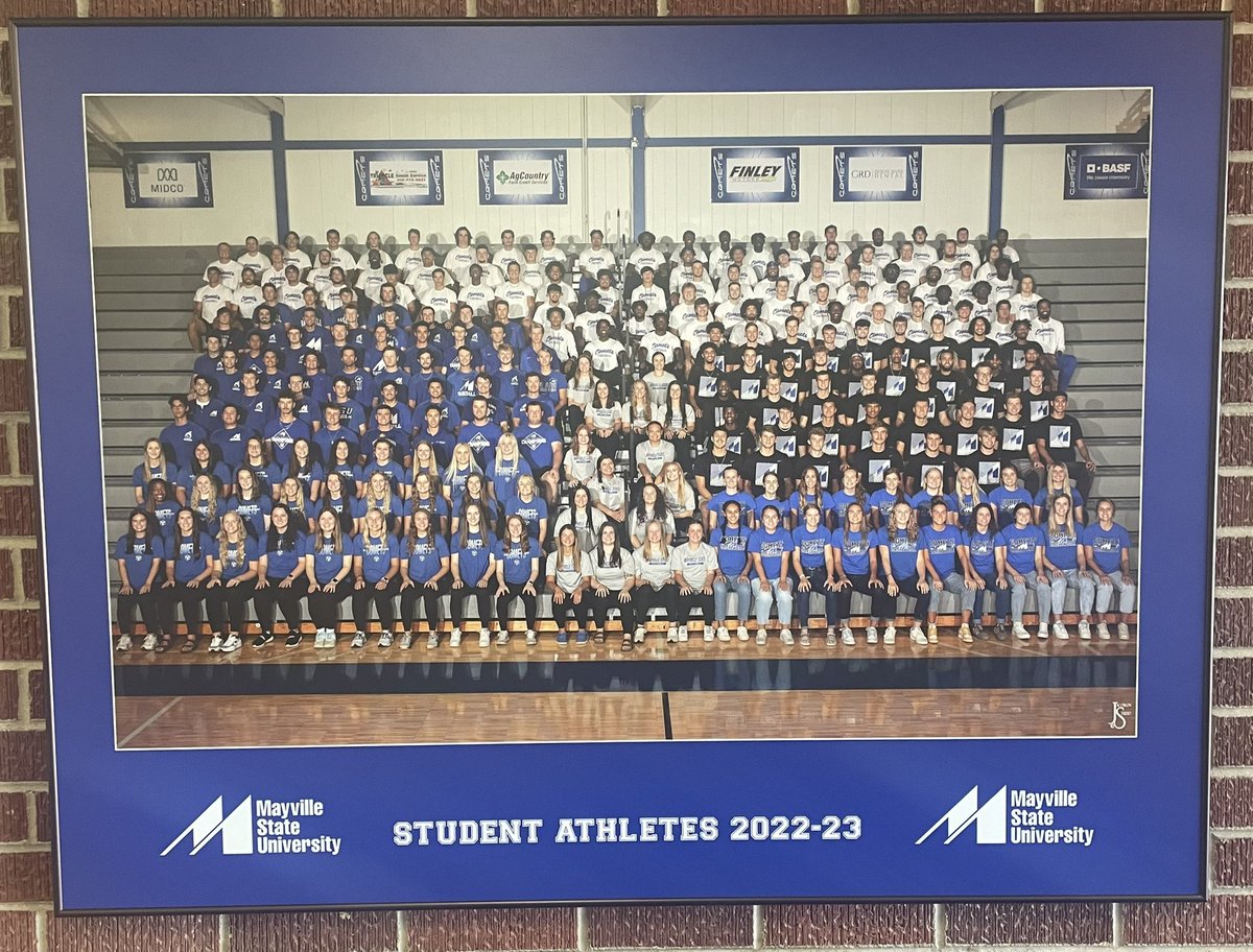 JayDeCann's tweet photo. What a great picture. Super proud of our student/athletes @Comet_Athletics #RollMets #OneComet https://t.co/T4UXAghGfj