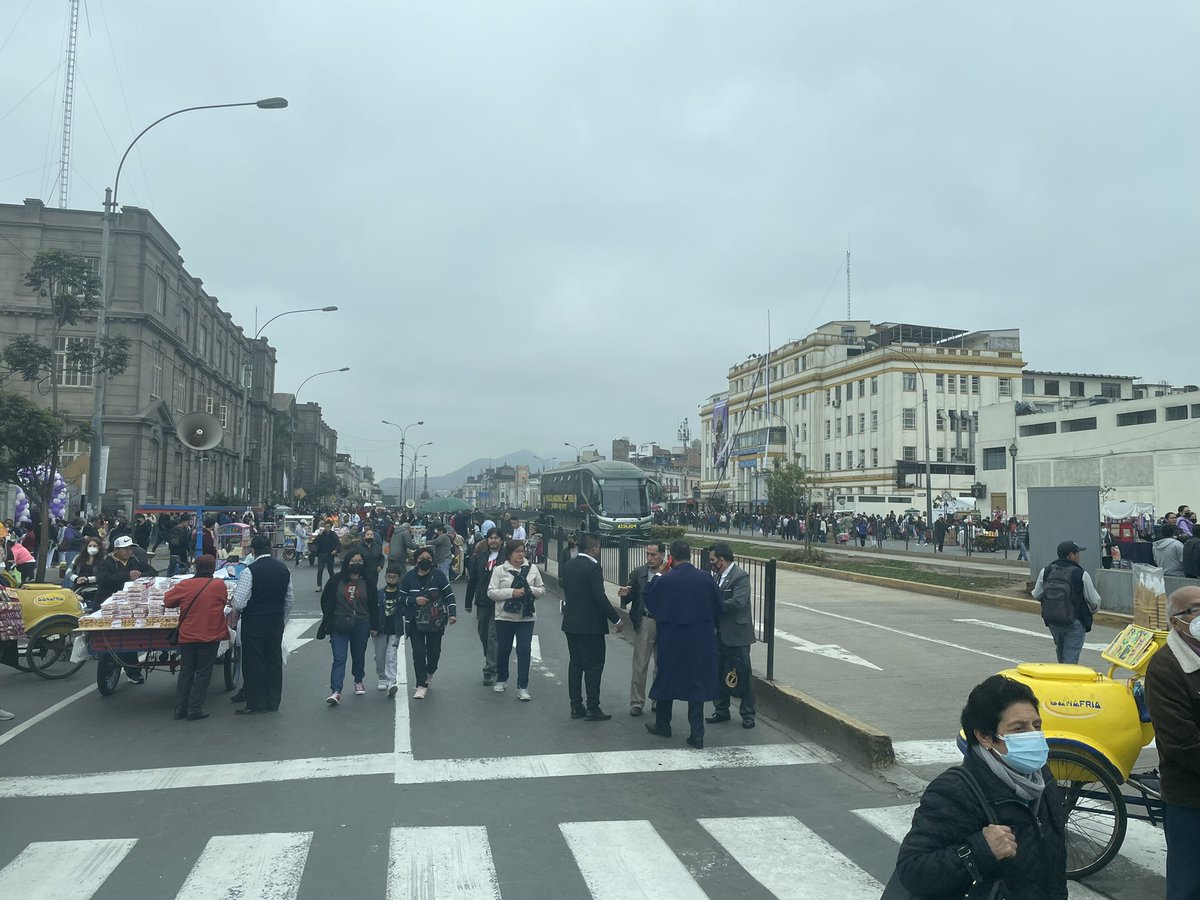 Con todo el respeto a los creyentes. Me parece inconcebible que bloqueen calles que son acceso a hospitales por una procesión. Estoy en una ambulancia con una paciente de 3 años y no puedo avanzar.