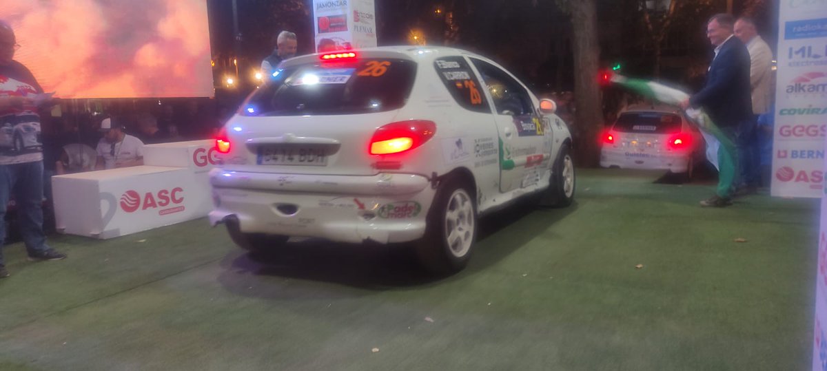 🟠⚫ Ceremonia de salida de la última prueba del año, el <a href="/RallyeGranada/">Rallye de Tierra Ciudad de Granada</a> que decidirá a los campeones de Proto y N3 😁