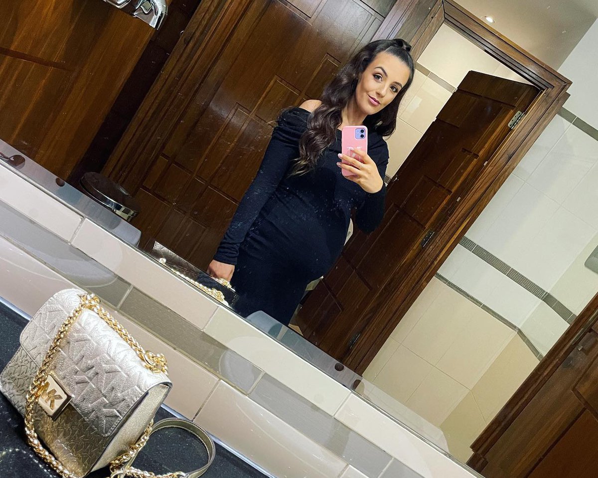 niamhfitzdance's tweet photo. 22 weeks of growing you❤️ the most amazing experience of my life watching your grow and feeling you kick.. our wish come true 👶🏻🍼👣  @EoinItalia90 https://t.co/GiTHoyyocy
