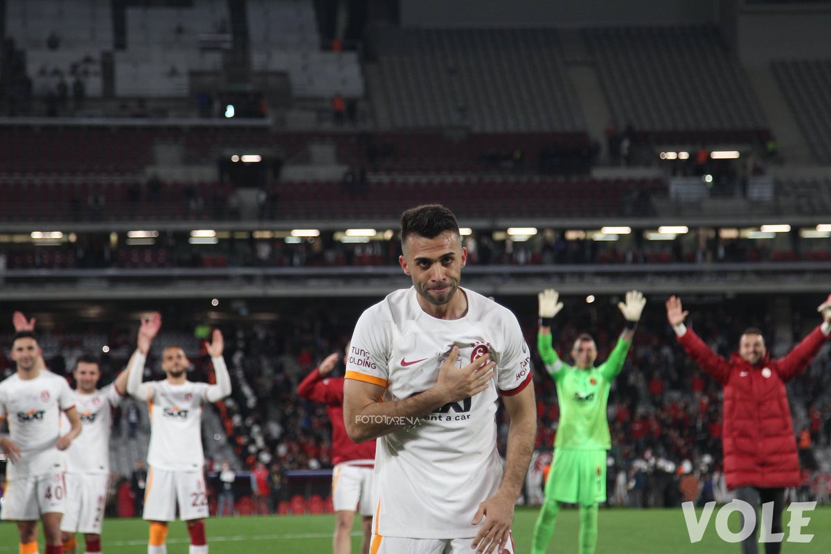 fotottarena's tweet photo. Maç sonu tribünler Emre Taşdemir’i çağırdı. Emre’nin gözleri doldu. https://t.co/nq1yPPsHg7